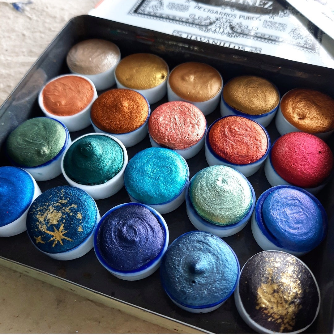 ✨Free Shipping✨ Set of 20 Ceramic Circle Pans (3/4 pans) in Vintage Martinez Tin Box